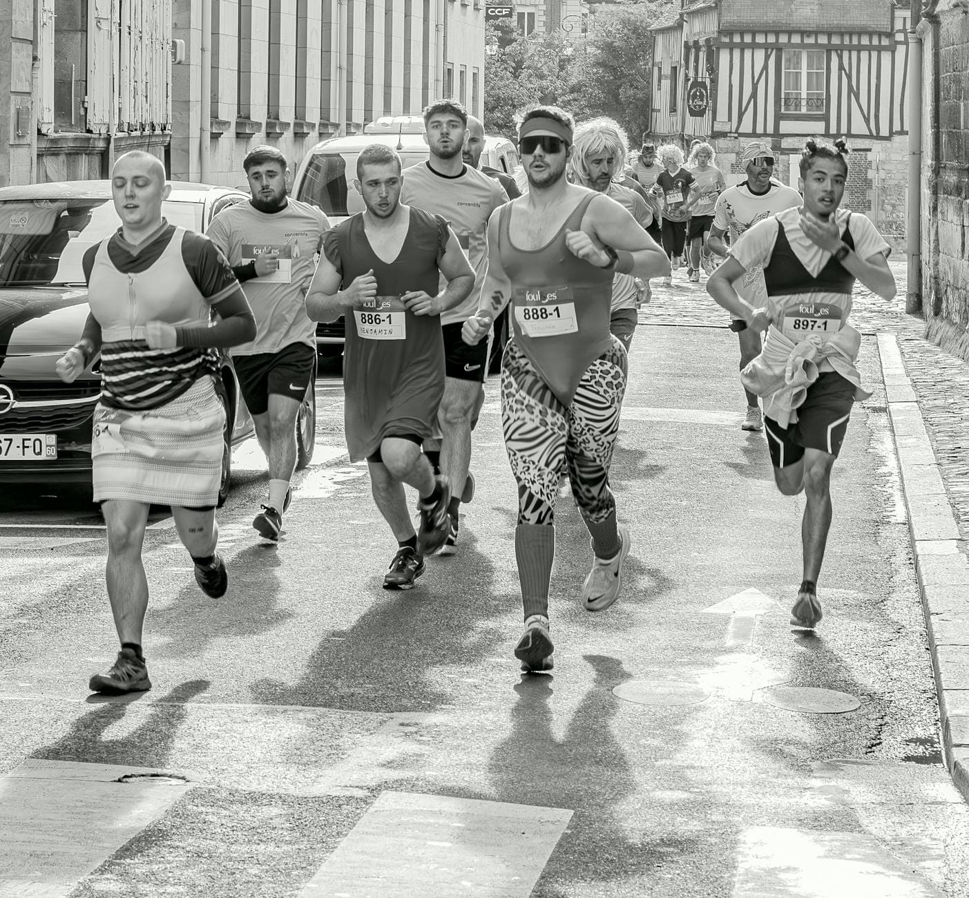 Bieg uliczny w przebraniach podczas lokalnej imprezy sportowej