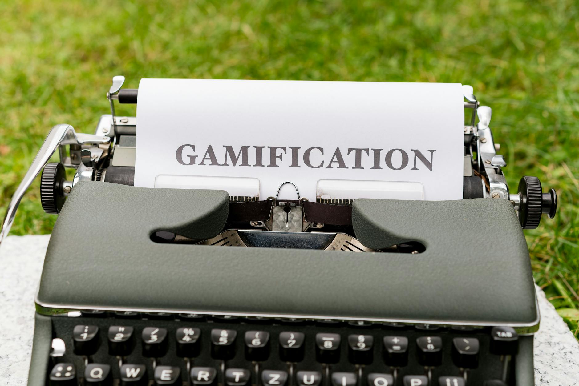 Stara maszyna do pisania z kartką z napisem GAMIFICATION na dworze