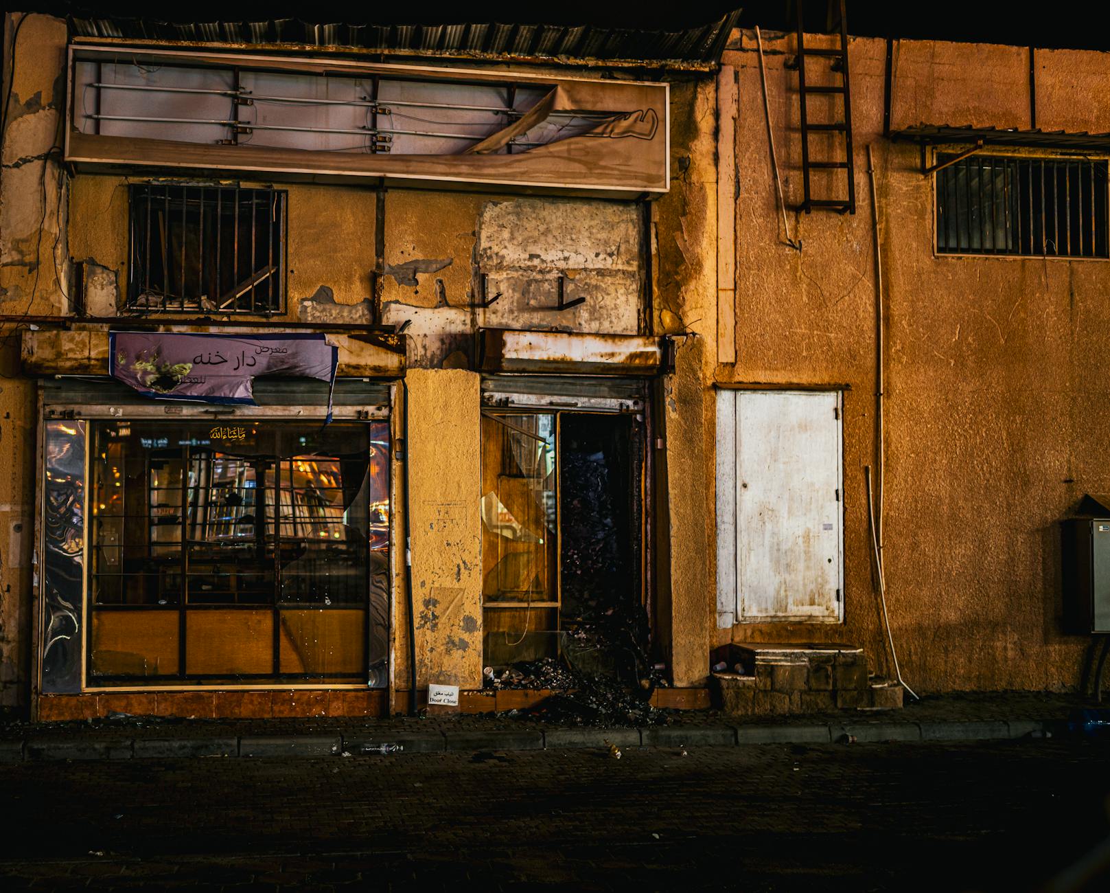 Nocne zdjęcie zabytkowego sklepu w Kuwejcie z tradycyjną architekturą