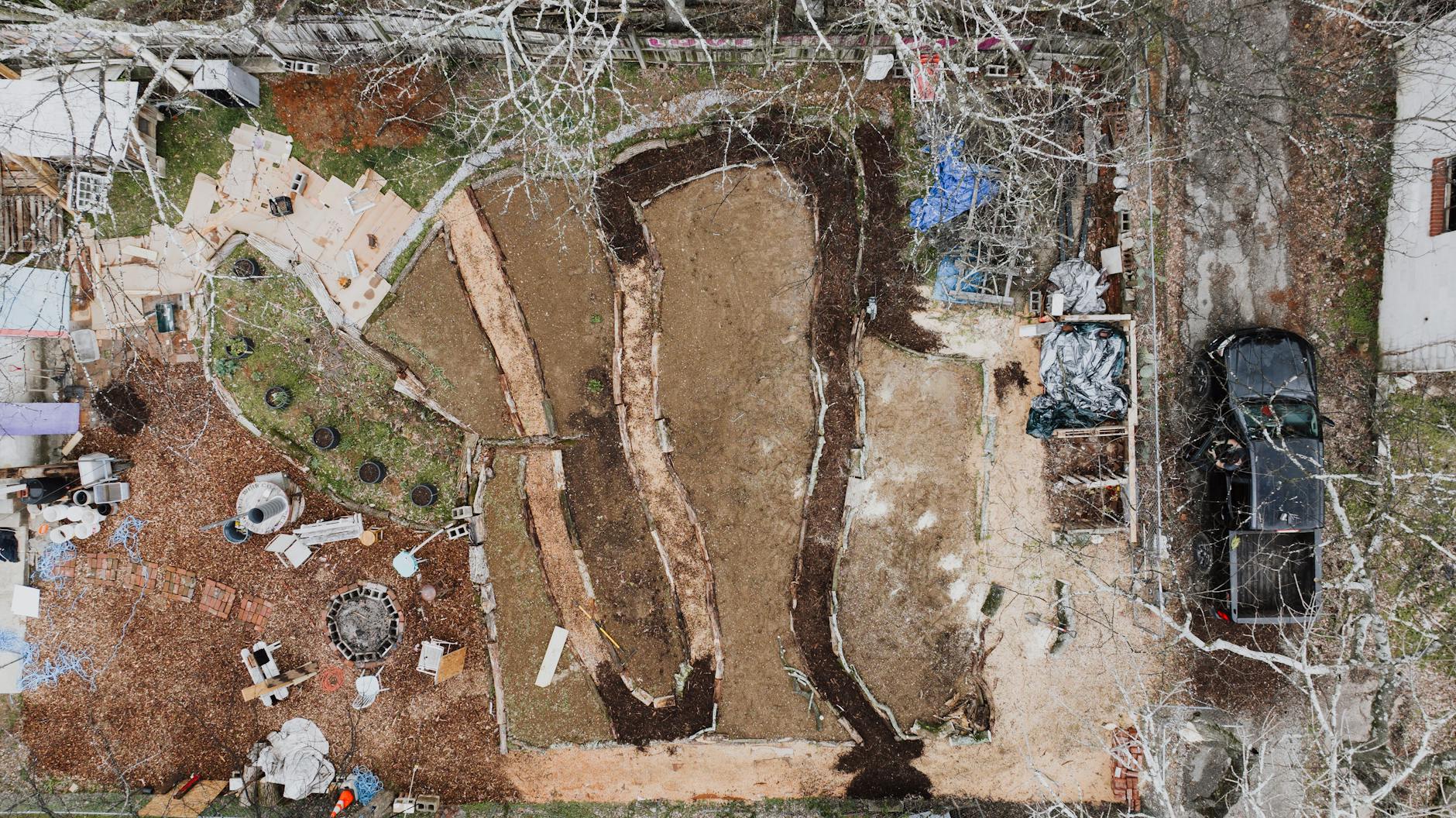 Widok z góry na przydomowy ogród w trakcie prac ziemnych i budowy