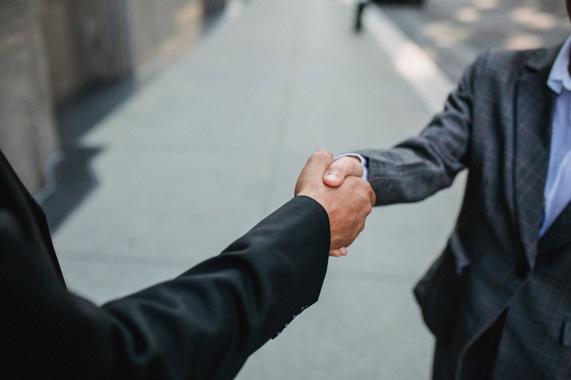 Uścisk dłoni dwóch biznesmenów symbolizujący strategiczne partnerstwo