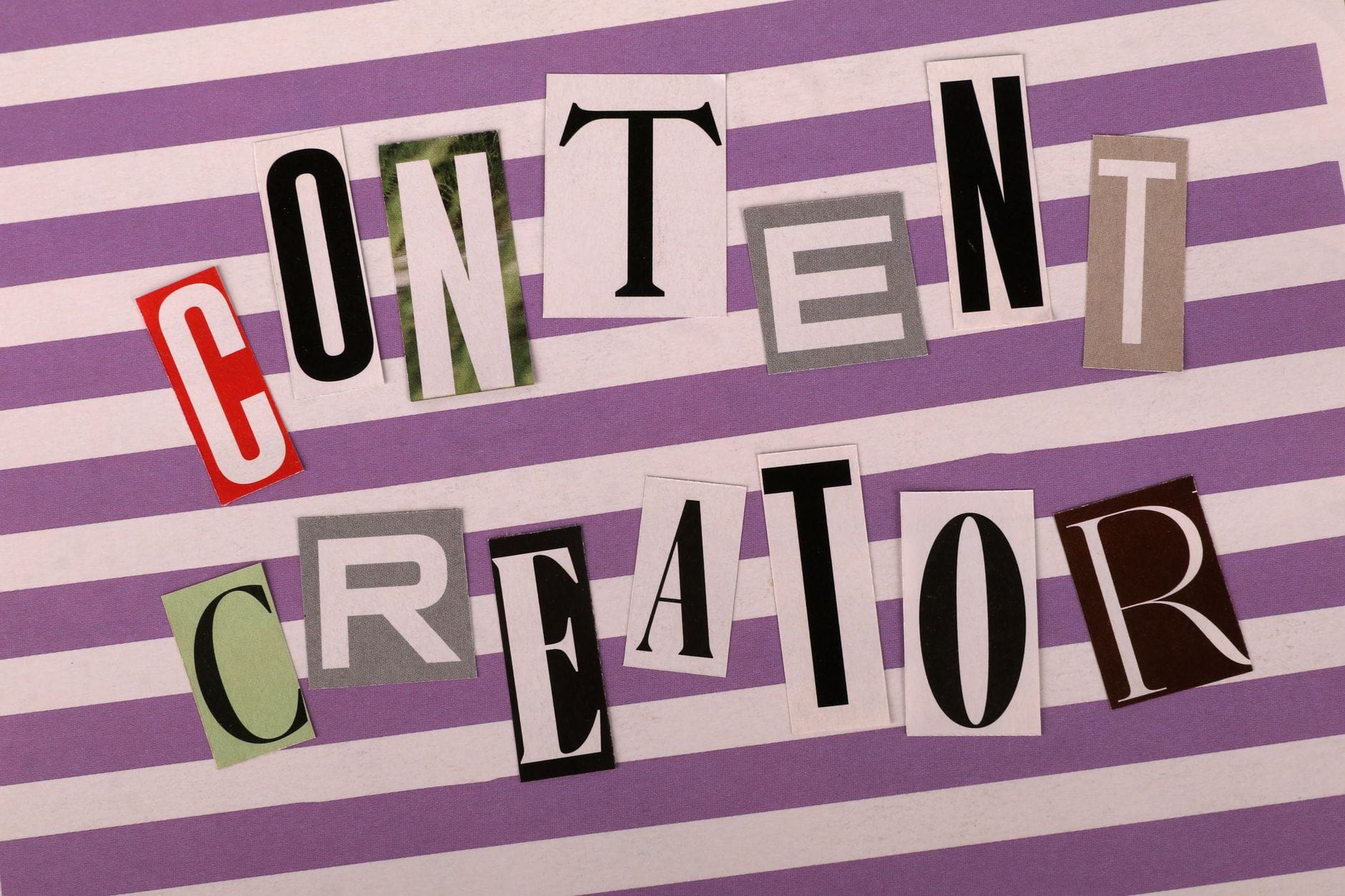 Artystyczny kolaż z napisem Content Creator na pasiastym tle