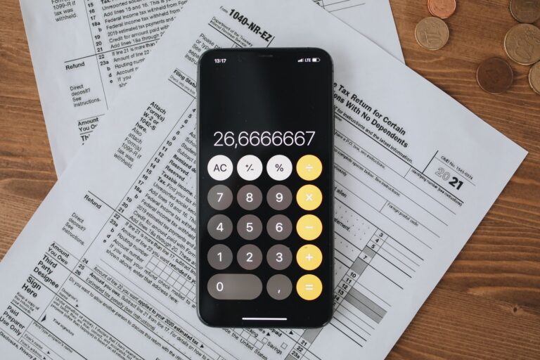 Kalkulator w telefonie na dokumentach podatkowych